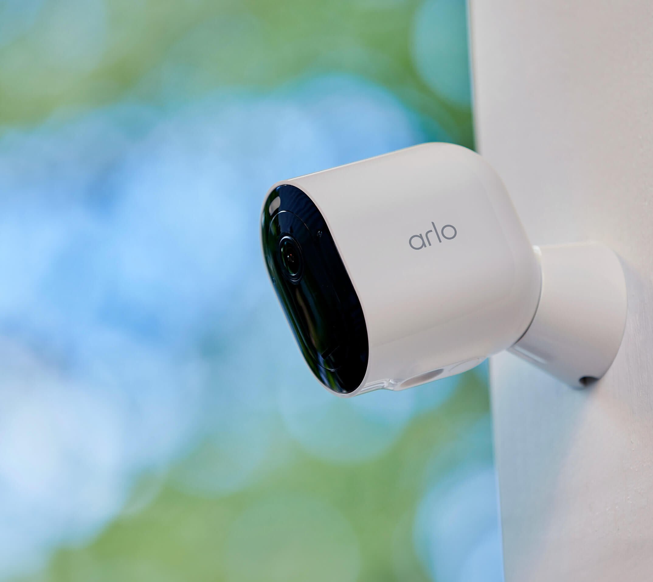 Arlo Pro 4 聚光燈攝影機| 2K HDR 安全攝影機